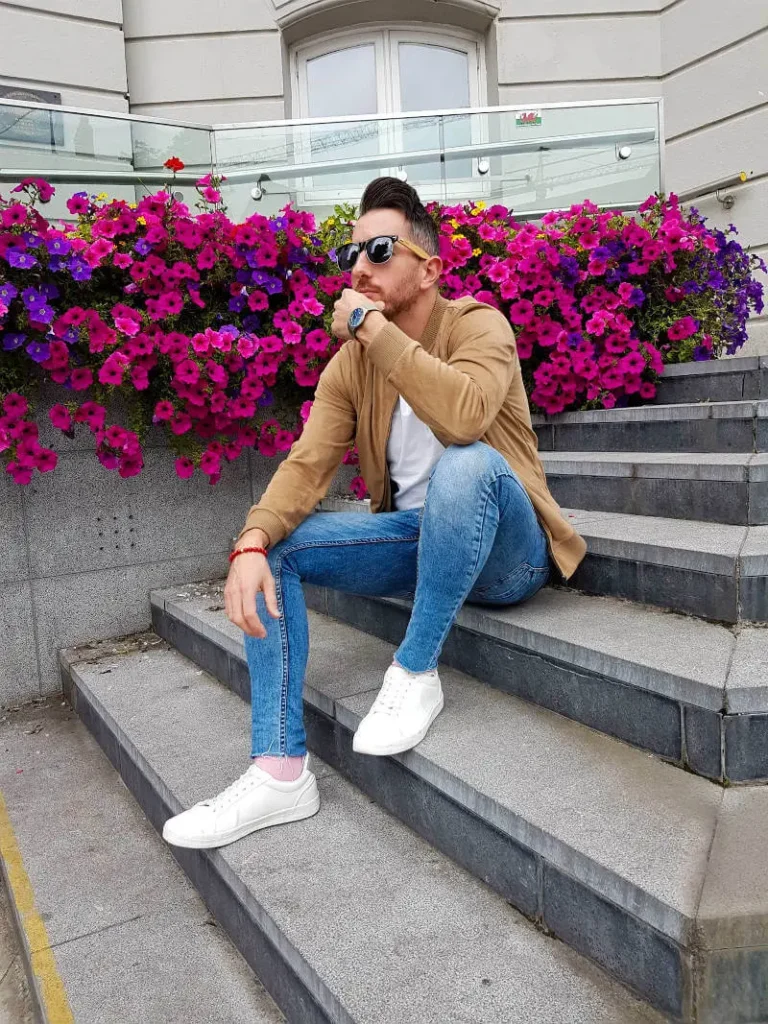 ست کردن عینک چوبی هایکا با تیشرت و شلوار جین