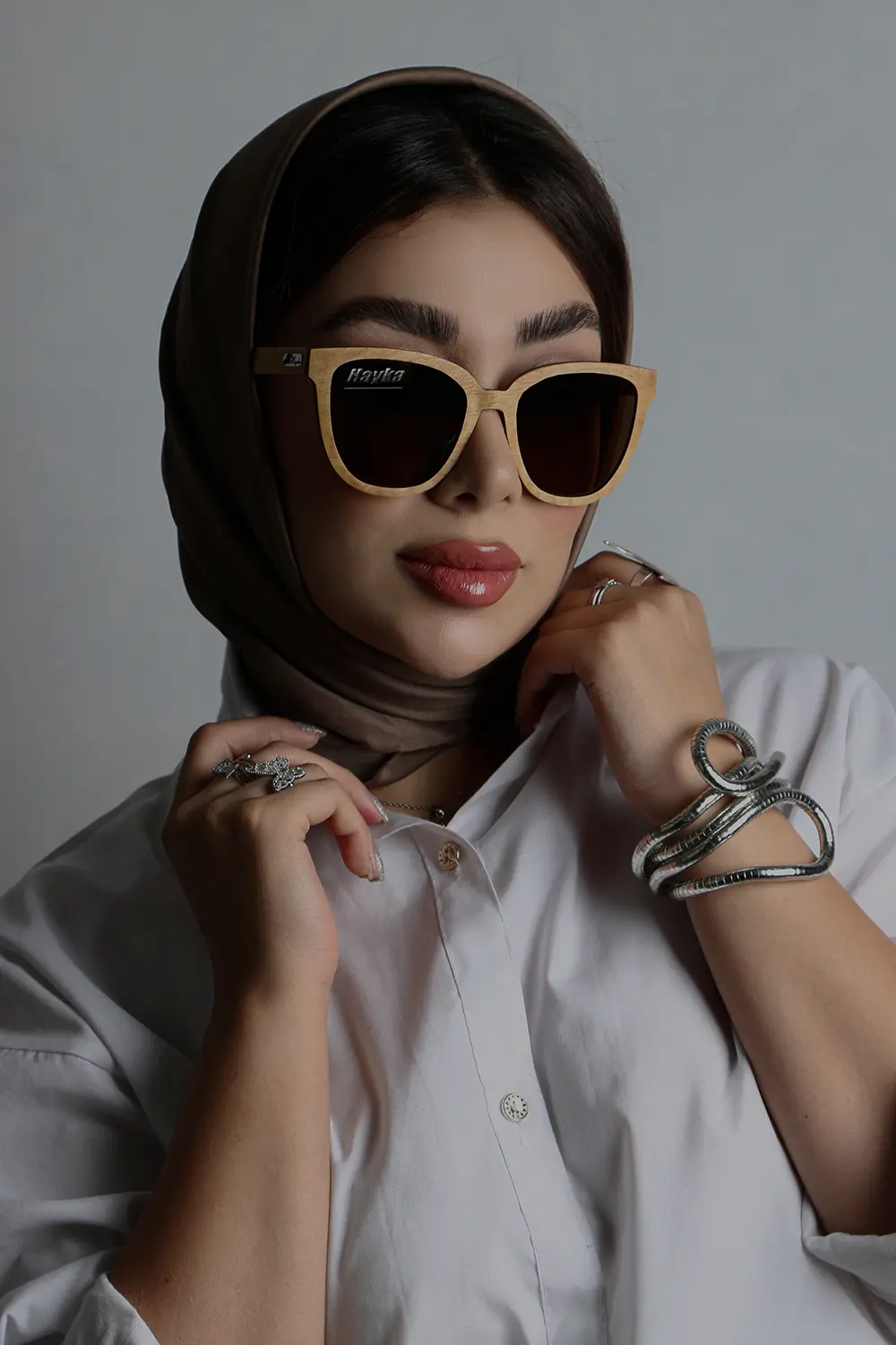 عینک چوبی ژیوانا روی صورت مدل 2