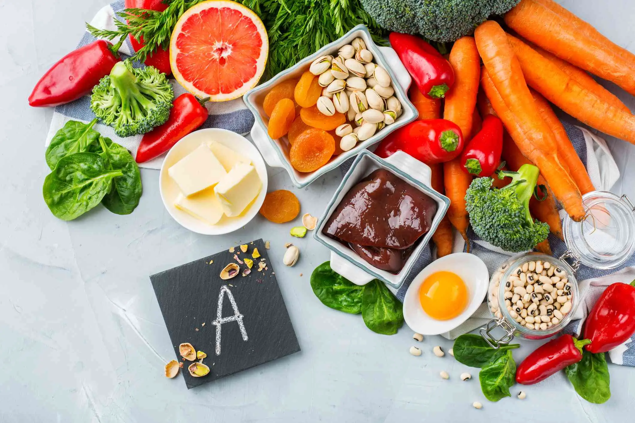 منابع غذایی سرشار از ویتامین A شامل هویج، سیبزمینی شیرین و جگر